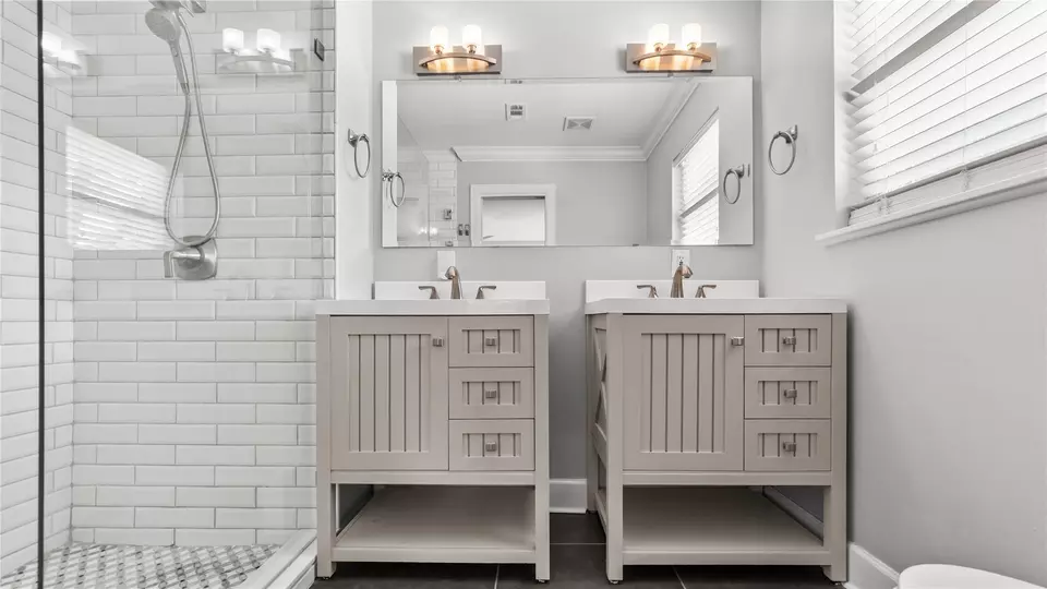 Bath - 11003 Crestmore St, Houston, TX 77096 photo 1 of 4