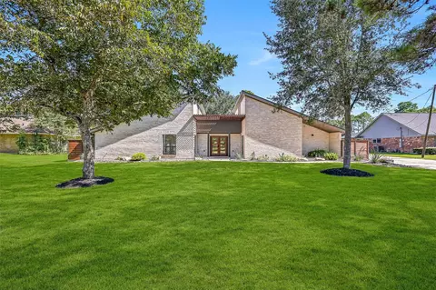 921 Falling Leaf Dr, Friendswood, TX 77546