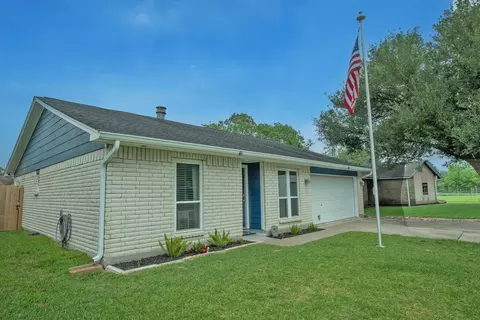 10 Wagon Lane Loop, Angleton, TX 77515