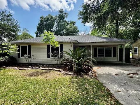 4535 Clermont Ave, Groves, TX 77619
