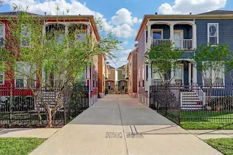1030 W 16th St, Houston, TX 77008