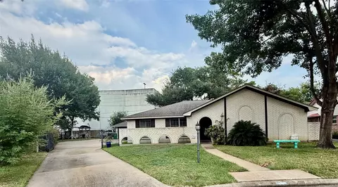 930 W Forest Dr, Houston, TX 77079