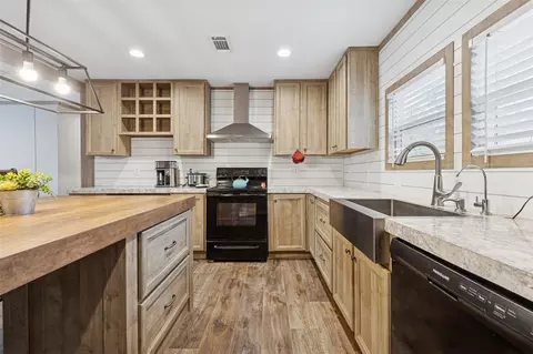 Kitchen - 146 Marina Dr, Trinity, TX 75862 photo 5 of 6