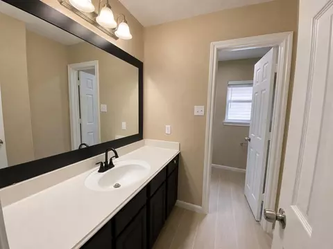 Bath - 215 Doncaster St, Conroe, TX 77303 photo 5 of 7