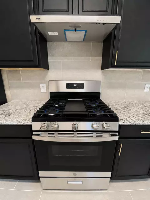 Kitchen - 215 Doncaster St, Conroe, TX 77303 photo 5 of 5