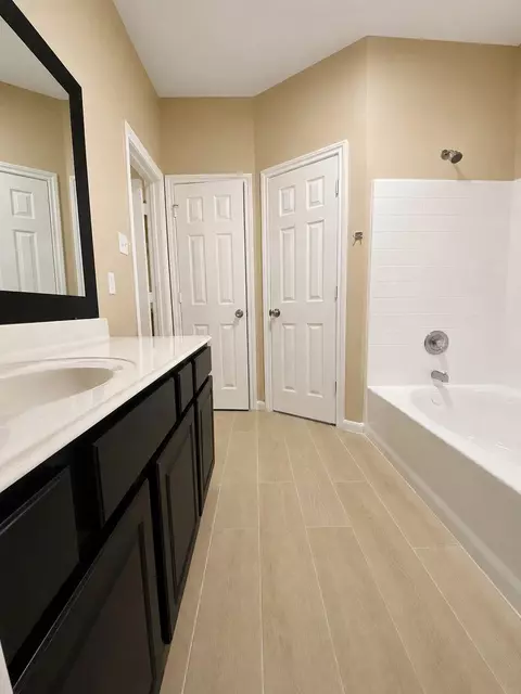 Bath - 215 Doncaster St, Conroe, TX 77303 photo 2 of 7