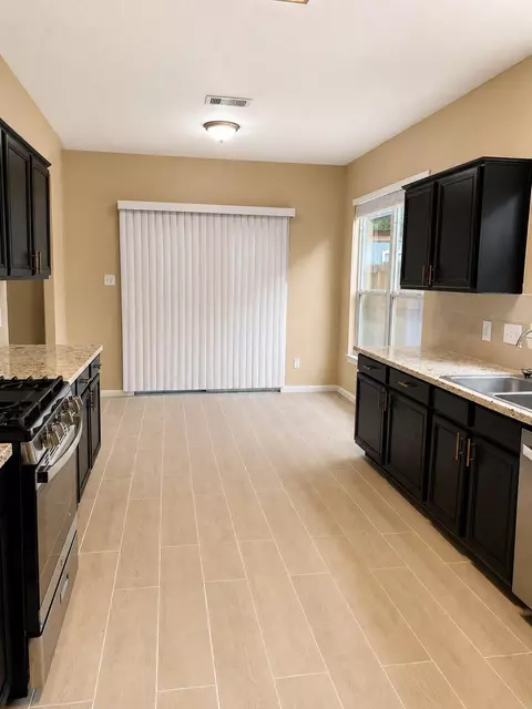 Kitchen - 215 Doncaster St, Conroe, TX 77303 photo 2 of 5