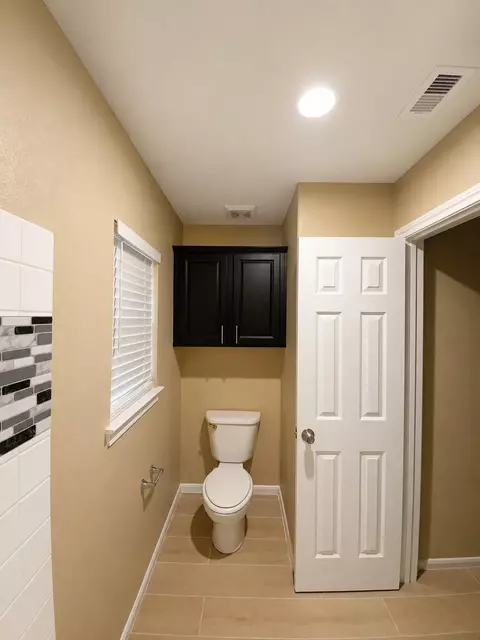 Bath - 215 Doncaster St, Conroe, TX 77303 photo 7 of 7