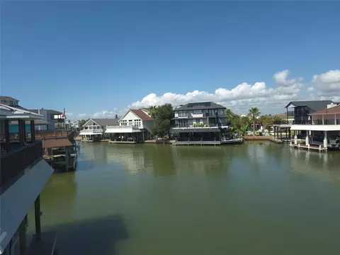 129 Quayside Dr, Tiki Island, TX 77554