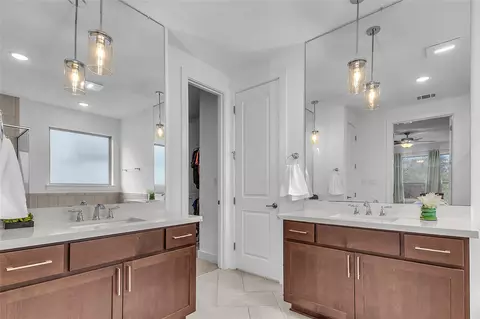 Bath - 148 Jacksdaw Dr, Austin, TX 78737 photo 3 of 9