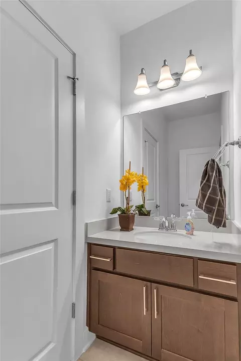 Bath - 148 Jacksdaw Dr, Austin, TX 78737 photo 8 of 9