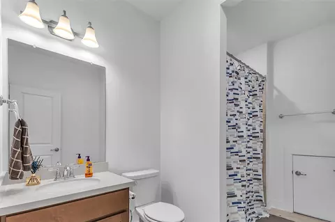 Bath - 148 Jacksdaw Dr, Austin, TX 78737 photo 6 of 9