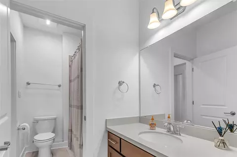 Bath - 148 Jacksdaw Dr, Austin, TX 78737 photo 7 of 9
