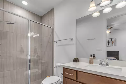 Bath - 148 Jacksdaw Dr, Austin, TX 78737 photo 5 of 9