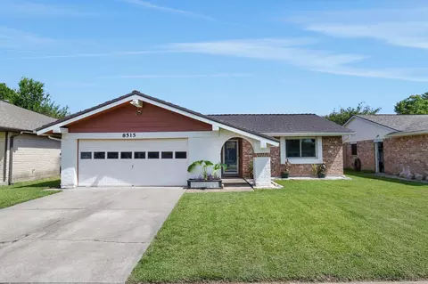 8515 Oakhaven Rd, La Porte, TX 77571