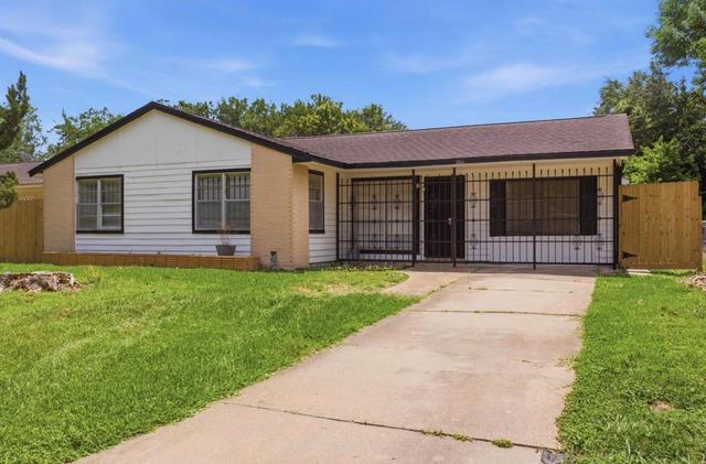 5622 Woodgreen St, Houston, TX 77033