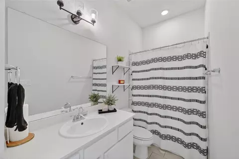 Bath - 9827 Wright Dr, Manvel, TX 77578 photo 4 of 6