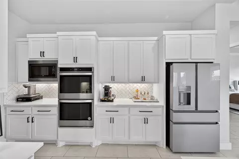 Kitchen - 9827 Wright Dr, Manvel, TX 77578 photo 3 of 4