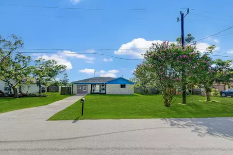 131 Lakewood Dr, Clute, TX 77531