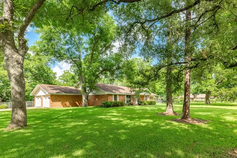 120 Southern Oaks Dr, Lake Jackson, TX 77566
