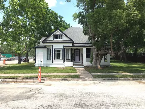 303 E Locust St, Angleton, TX 77515 photo 1