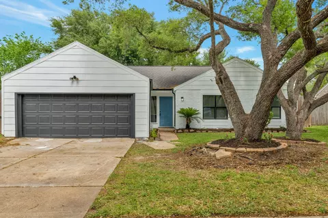 1615 Sleepy Hollow Dr, Pearland, TX 77581