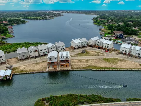 24 Cmdr Runco Ln, Taylor Lake Village, TX 77586