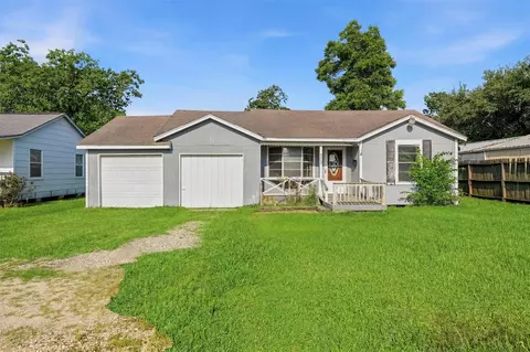 509 W Oak St, Highlands, TX 77562