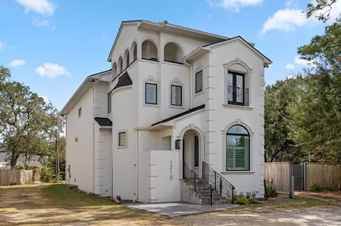 1210 Parkerhaven Ct, Houston, TX 77008