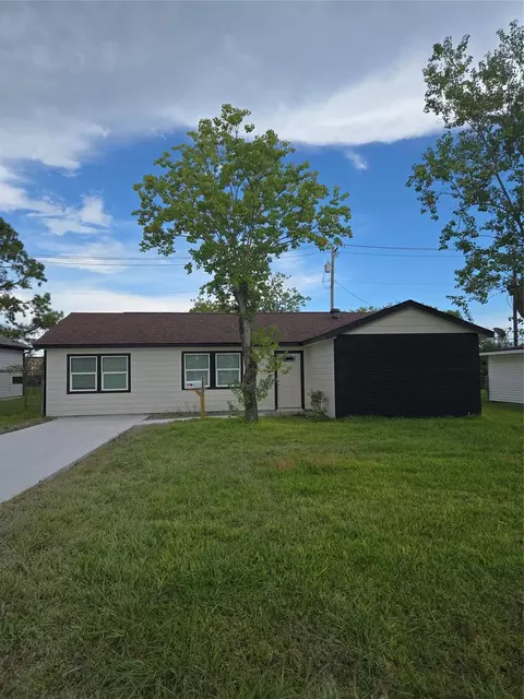 1302 Appomattox Dr, Texas City, TX 77591