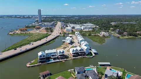 30 Commander Runco Ln, Seabrook, TX 77586