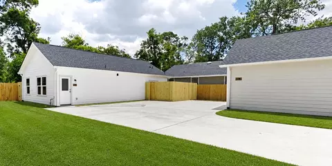 8614 Peachtree St #C, Houston, TX 77016