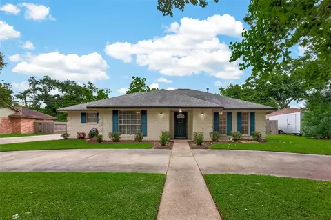 116 Flag Dr W, Lake Jackson, TX 77566