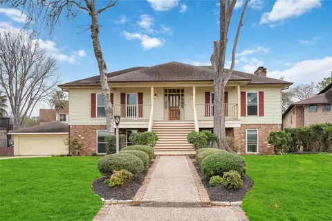 18623 Point Lookout Dr, Nassau Bay, TX 77058