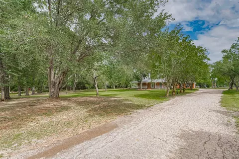 144 Pin Oak Ln, Hempstead, TX 77445