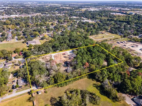 225 Foster St, Alvin, TX 77511