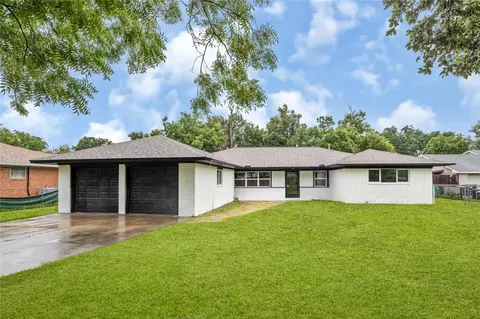 320 Burnett Dr, Baytown, TX 77520