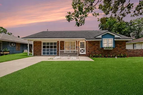 203 Chestnut St, Lake Jackson, TX 77566