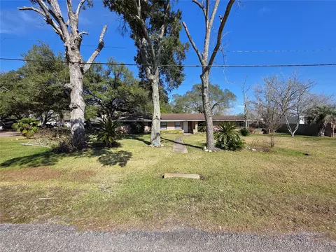 Exterior - 706 Maple St, Sweeny, TX 77480 photo 3 of 13