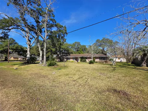 Exterior - 706 Maple St, Sweeny, TX 77480 photo 2 of 13