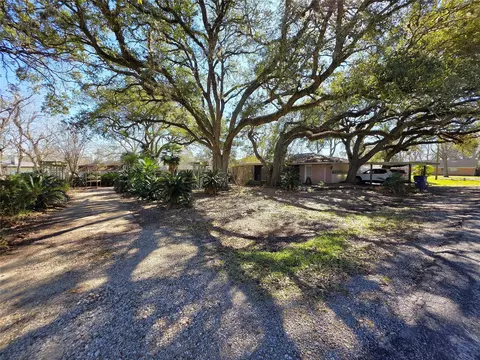 Exterior - 706 Maple St, Sweeny, TX 77480 photo 4 of 13