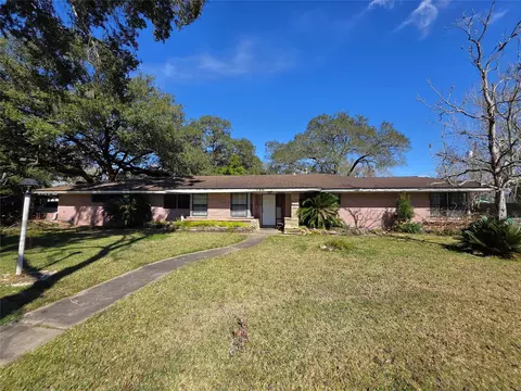 706 Maple St, Sweeny, TX 77480