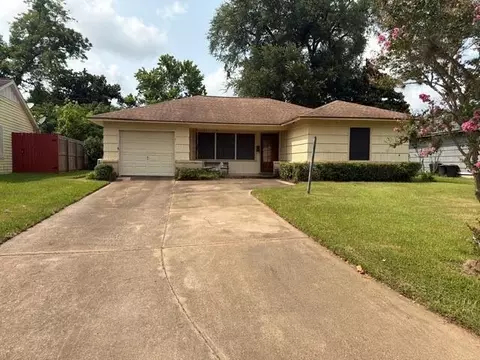 311 Wisteria St, Lake Jackson, TX 77566