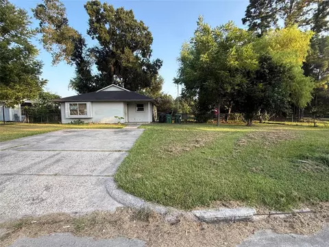 9318 Sterlingshire St, Houston, TX 77078