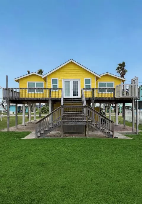 407 Sea Shell Dr, Surfside Beach, TX 77541