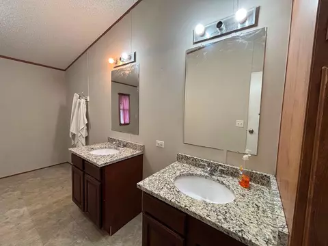 Bath - 560 S View St, Lytle, TX 78052 photo 1 of 3