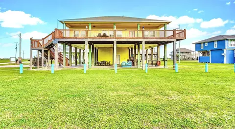 972 Hamilton Dr, Crystal Beach, TX 77650