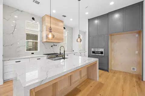 1520 Nicholson St, Houston, TX 77008