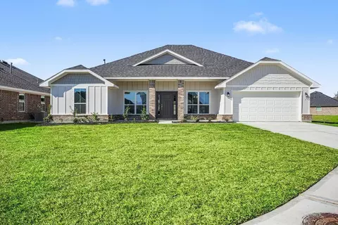 10 Keystone Ct, Angleton, TX 77515