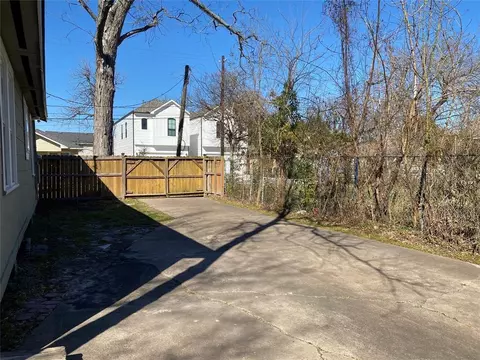 Exterior - 1110 E 27th St, Houston, TX 77009 photo 4 of 9